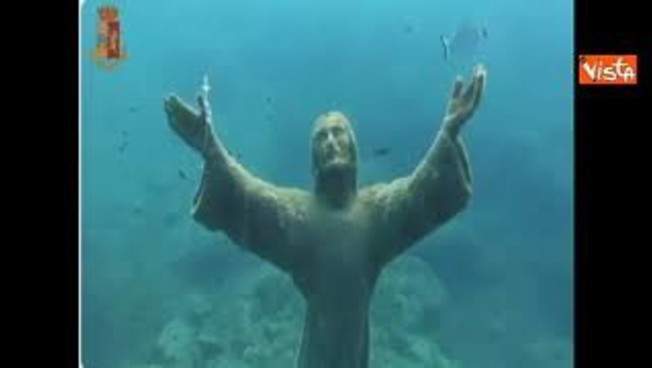 Le spettacolari immagini dei sommozzatori del Cnes che ripuliscono il Cristo degli Abissi a Camogli