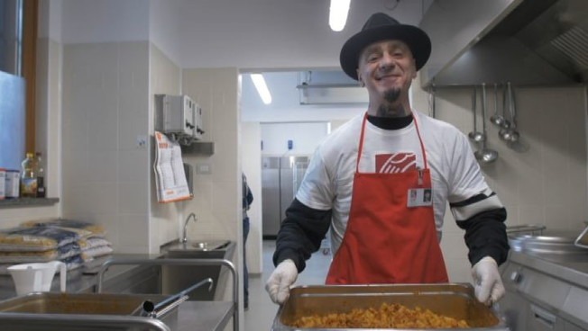 J-Ax volontario per un giorno all'Opera San Francesco