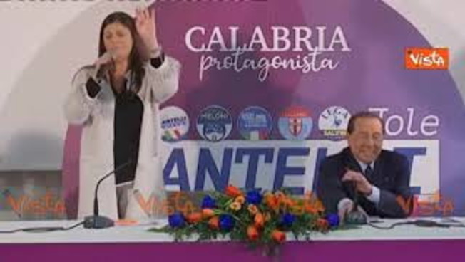 Iole Santelli parla ma è senza voce, e Berlusconi scherza: 