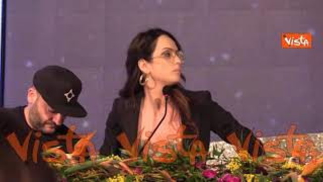 Gessica Notaro mostra foto di Junior Cally: 