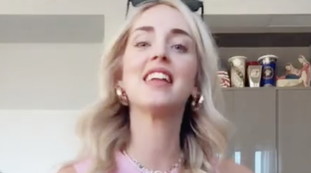Chiara Ferragni balla scatenata. Così Leone le ruba la scena