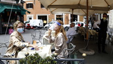 Ecco il bluff sui tavolini