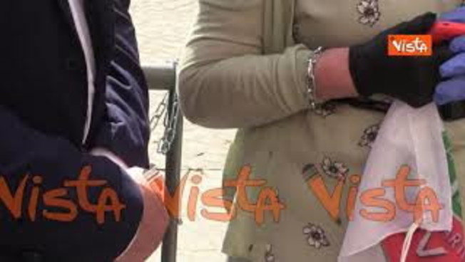 Sandra Milo incatenata davanti Palazzo Chigi e viene ricevuta da Conte