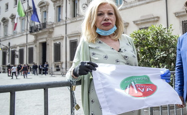 Clamorosa Sandra Milo. Si incatena e Conte deve cedere