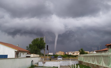 Tromba d'aria a Fregene. La stagione balneare comincia così