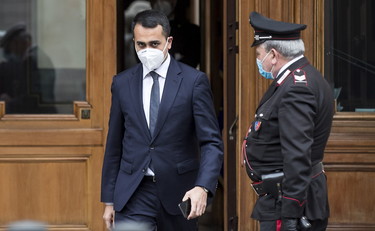 L'Italia apre le porte, gli altri le chiudono. E Di Maio vola a Berlino e Atene