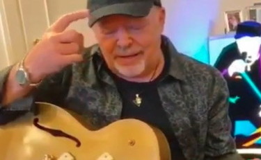 Basta una Gibson. Come si diverte Vasco Rossi a suonare il rock and roll