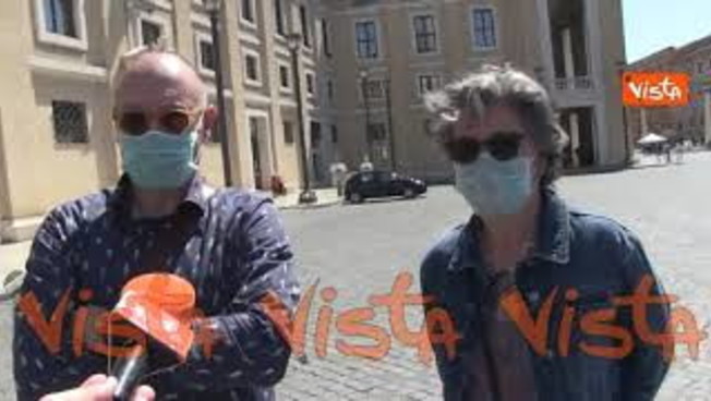 I fedeli tornano a San Pietro per l'Angelus: 