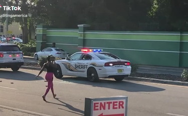 Floyd, i manifestanti lanciano sassi sulle auto della polizia |VIDEO