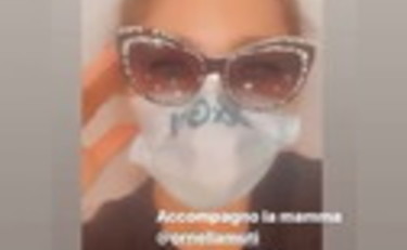 Ornella Muti sul lettino del fisioterapista. Vi sembra il fisico di una 65enne?