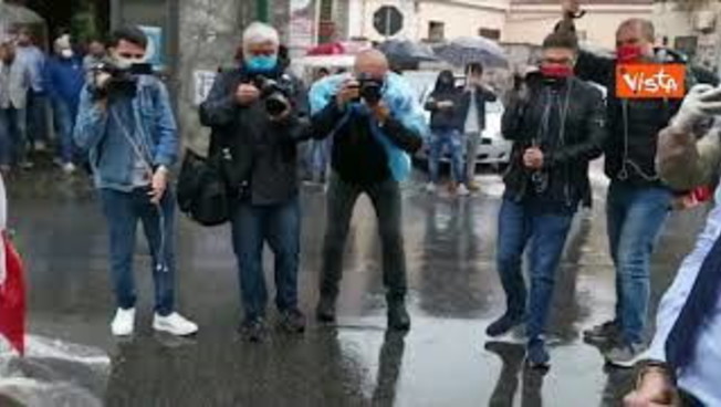 Salvini a Napoli depone corona di fiori per l'agente Pasquale Apicella