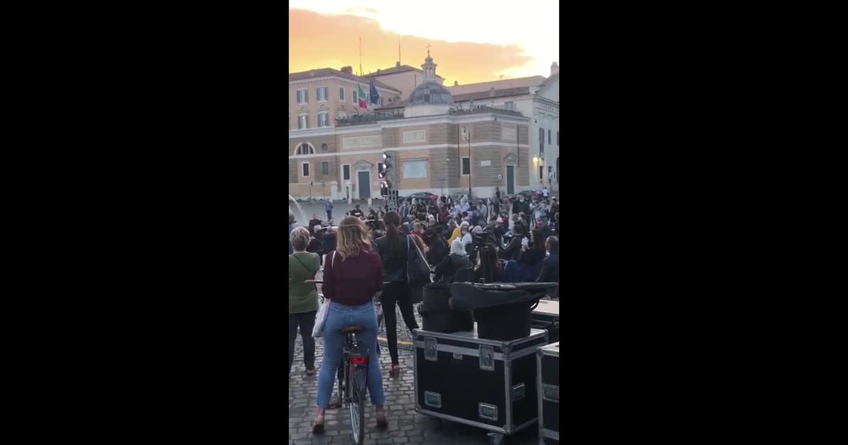 Liberi tutti a Piazza del Popolo assembramento senza mascherine al concerto Il Tempo