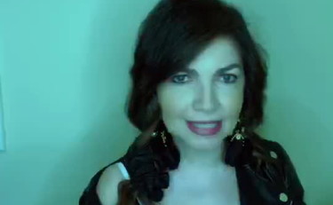 Cristina D'Avena torna alla carica. Chi è la sua sosia