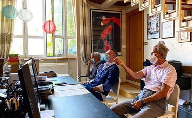 Mascherine e distanze: ecco la foto di Amadeus che svela il futuro di Sanremo. E Fiorello...