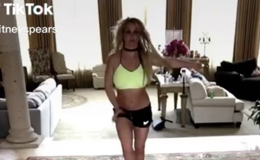 La danza di Britney Spears allo specchio. Così torna la popstar