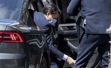 Un po' Re Sole, po' Amadeus. L'incredibile e violento attacco del Corsera a Conte