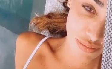 Altro che crisi. Belen si rilassa così: come se la spassa su TikTok