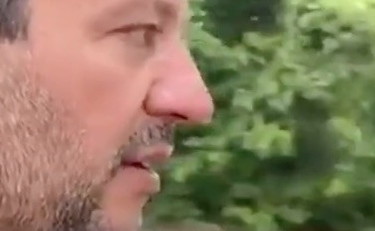 Salvini poetico canta in auto per la sua Francesca
