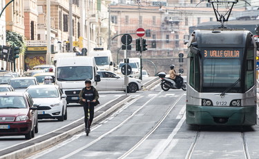 Boom di incidenti con il monopattino elettrico. A Roma è già allarme