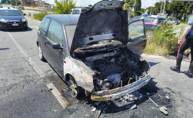 Auto a fuoco a via dei Monti Tiburtini