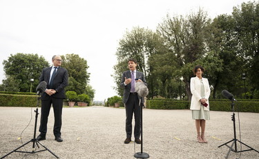 Imprese furiose, immigranti incatenati: che calvario gli Stati generali di Conte