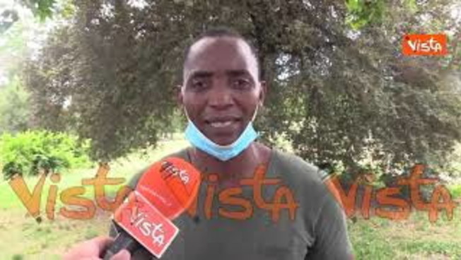 Il sindacalista agricolo Soumahoro si incatena a Villa Pamphili: “Governo deve ascoltare gli ultimi”