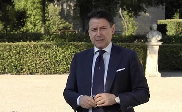 Conte in bambola, così svicola con Meloni e Salvini