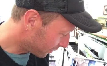 Coldplay, il duetto a distanza di Chris Martin con i fan è sorprendente