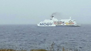 Migranti positivi al Covid sulla nave quarantena a Porto Empedocle