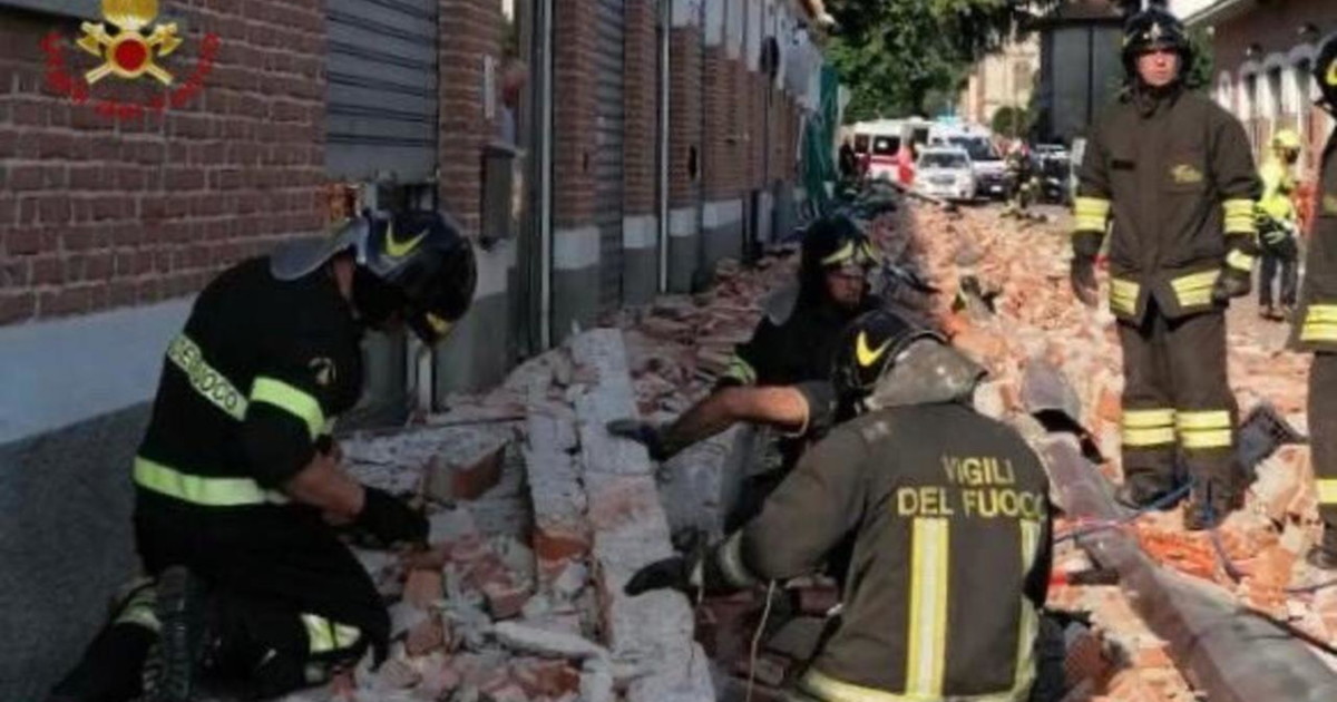 Tetto crolla in strada, muore la mamma e due figli piccoli. Salvo il ...