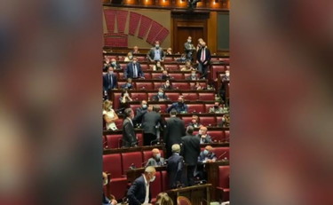 Sgarbi portato via a braccia dalla Camera, ecco perchè