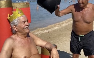 Antonio Razzi re di Francavilla. Mezzo stabilimento balla il mambo