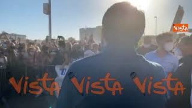Lancio di oggetti contro Salvini durante il comizio a Mondragone, poi staccano le casse