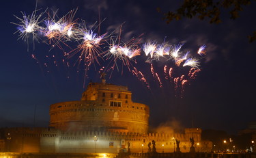 Il virus non ferma la Girandola: ecco lo spettacolo dei fuochi artificiali in diretta web