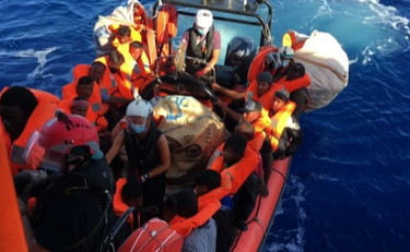 Migranti, la Ocean Viking impegnata in diversi soccorsi