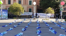 Infermieri come bare. Flash mob contro i tagli alla sanità
