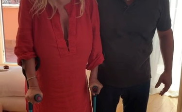 Mara Venier di nuovo in piedi grazie al suo super chirurgo