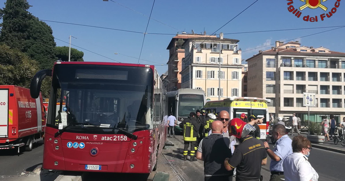 Scontro tra bus, tram e auto in via Labicana, ferito autista dell'Atac ...