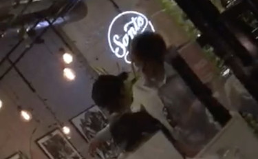 Asia Argento con un giovane amico. Poi scocca la scintilla e...