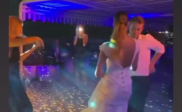 Dopo la bufera De Martino, Belen Rodriguez balla alla festa dell'uomo misterioso