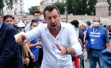 Minacciano il suicidio e il governo apre i porti. Che schifo! Matteo Salvini smaschera il ricatto dei migranti