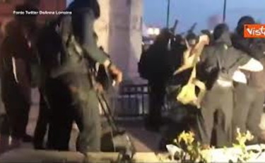 Statua di Cristoforo Colombo rovesciata a Baltimora. Non si ferma la furia del Black Lives Matter