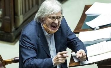 Adesso il governo ce le fa girare davvero. Vittorio Sgarbi massacra il piano di Conte