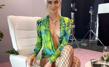 Calze a rete e seno nudo. Chiara Ferragni da urlo