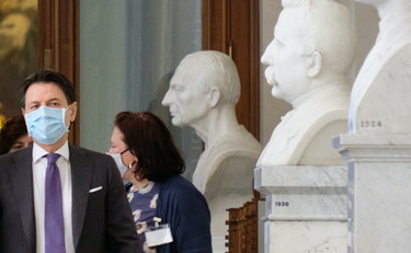 Il mondo alla rovescia di Conte. Respinge i turisti e prende gli immigrati