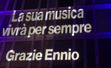 Musica e luci sul palazzo di Viale Mazzini. L'omaggio della Rai a Morricone