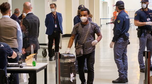 Voli bloccati? A Fiumicino 135 bengalesi atterrano lo stesso (con lo scalo)