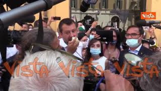 Salvini acclamato dagli insegnati precari a Montecitorio: “Da papà sono con voi”