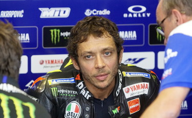 Valentino Rossi resta in pista. In MotoGP fino al 2022