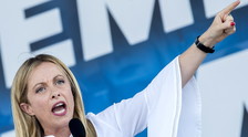 Bloccano i voli ma non gli scafisti. Così Giorgia Meloni spiana Conte